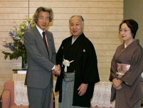 Photograph of Prime Minister Koizumi shaking hands with Mr. Ganjiro Nakamura (to his side is his wife, President of the House of Councillors Oogi)