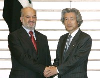 Photograph of Prime Minister Koizumi shaking hands with Prime Minister Al Ja'fari
