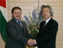 Photograph of Prime Minister Koizumi shaking hands with King Abdullah