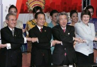 Photograph of the leaders clasping hands after the signing ceremony