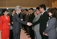 Photograph of the Prime Minister shaking hands with the representatives of the Ship for Southeast Asian Youth Program (SSEAYP)