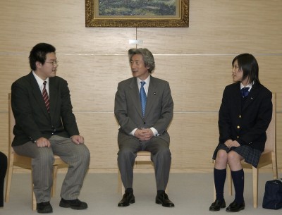 Winners of High School Speech Contest on Northern Territories Pay Courtesy Call on Prime Minister