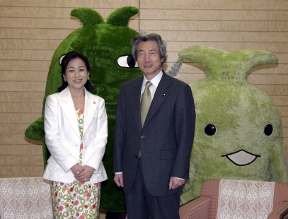 Chief Director of the Japan Pavilions at the Exposition of Global Harmony (2005 World Exposition) Pays Courtesy Call on Prime Minister