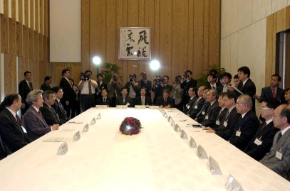 Members of the Joint Support Committee for Japan-ROK Joint History Research Pays Courtesy Call on Prime Minister
