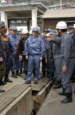Prime Minister Koizumi Visits the Disaster Site of the Earthquake off the Western Coast of Fukuoka