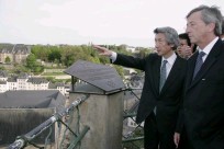 Photograph of Prime Minister Juncker guiding Prime Minister Koizumi on a walk around the old urban district