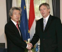 Photograph of Prime Minister Koizumi and Prime Minister Juncker shaking hands