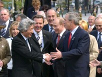 Photograph of Prime Minister Koizumi shaking hands with US President Bush, Russian President Putin and German Chancellor Schroeder at the Commemorative Ceremony
