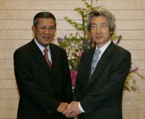 Photograph of Prime Minister Koizumi and Prime Minister Hun Sen shaking hands