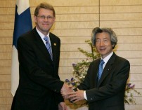 Photograph of Prime Minister Koizumi and Prime Minister Vanhanen shaking hands