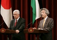 Photograph of Prime Minister Koizumi and President Abbas holding a joint press conference