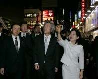 Photograph of Prime Minister making a tour of Kabukicho