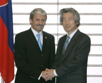 Photograph of Prime Minister Koizumi and Prime Minister Dzurinda shaking hands