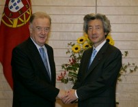 Photograph of Prime Minister Koizumi and President Sampaio shaking hands