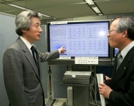 Photograph of Prime Minister receiving an explanation on the next generation mobile communications system