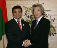Photograph of Prime Minister Koizumi and President Ravalomanana shaking hands