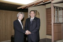 Prime Minister Koizumi and President Yudhoyono Shake Hands in Front of the Tea-Ceremony Room