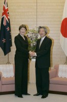 Photograph of Prime Minister Koizumi and Prime Minister Clark shaking hands