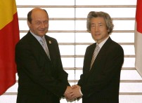 Photograph of Prime Minister Koizumi and President Basescu shaking hands