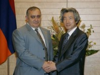 Photograph of Prime Minister Koizumi and Prime Minister Margaryan shaking hands