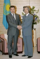 Photograph of Prime Minister Koizumi and Prime Minister Akhmetov shaking hands