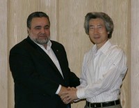 Photograph of Prime Minister Koizumi and Speaker Al-Hasani shaking hands