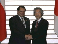 Photograph of Prime Minister Koizumi and Prime Minister Paroubek shaking hands