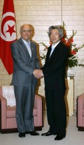 Photograph of Prime Minister Koizumi and Prime Minister Ghannouchi shaking hands before the summit meeting