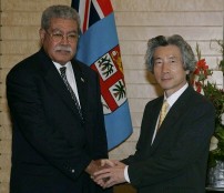 Photograph of Prime Minister Koizumi and Prime Minister Qarase shaking hands