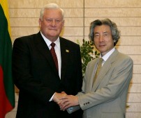 Photograph of Prime Minister Koizumi and Prime Minister Brazauskas shaking hands