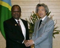 Photograph of Prime Minister Koizumi and Prime Minister Kemakeza shaking hands