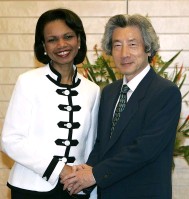 Photograph of Prime Minister Koizumi and US Secretary of State Rice shaking hands