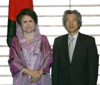 Photograph of Prime Minister Koizumi and Prime Minister Zia before the summit meeting