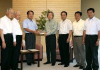 Photograph of Prime Minister receiving a recommendations report from the President of the National Governors' Association