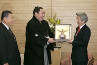 Photograph of the Prime Minister enjoying a talk with Yokozuna Asashoryu