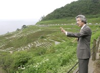 Photograph of Prime Minister observing the Shiroyone-Senmaida in Wajima City