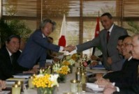 Photograph of Prime Minister Koizumi shaking hands with Prime Minister Bakhit