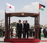 Photograph of Prime Minister Koizumi and President Abbas attending the Welcoming Ceremony