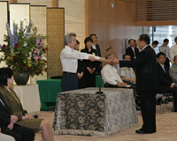 Photograph of the awards ceremony to present the Prime Minister's commendations for contributors to the National Greening Campaign