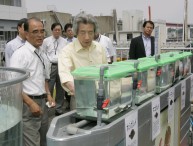Photograph of Prime Minister observing the Fishery Technology Center of Kanagawa Prefecture