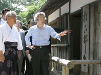 Photograph of Prime Minister observing Shokasonjuku (in Shoinjinja Shrine)