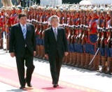 Photograph of the two leaders attending the welcome ceremony