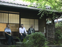 Photograph of Prime Minister observing Raigo-In, a small annex temple of Sennyuji Temple