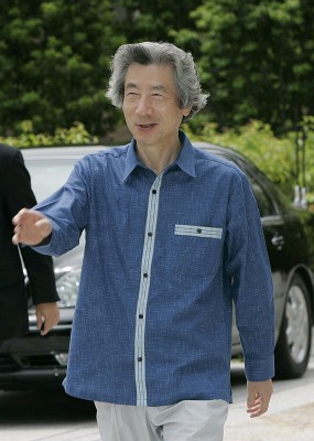 Photograph of Prime Minister walking to the Official Residence in Okinawan shirt