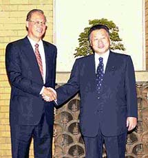 Prime Minister Mori shakes hands with Singaporean Prime Minister Goh Chock Tong