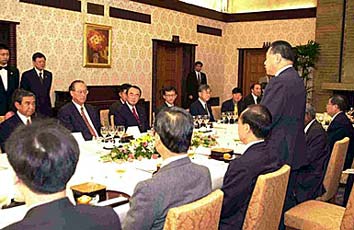 Prime Minister Mori makes a speech at the luncheon