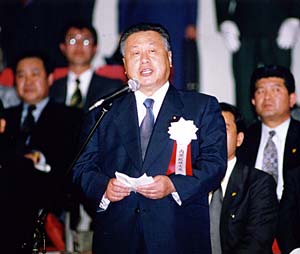 Prime Minister Mori delivers a speech
