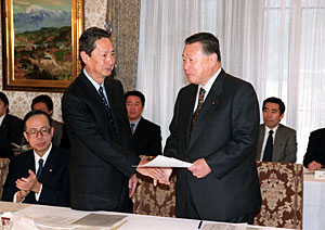 Prime Minister Mori delivers a speech at the Joint Meeting of the IT Strategy Council and the IT Strategy Headquarters. (Right: Mr. Taichi Sakaiya, Director-General of the Economic Planning Agency and Minister for IT Policy) (Kantei, 27 November 2000)