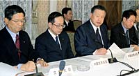 From left: Minister of Education, Science, Sports and Culture Machimura, Chief Cabinet Secretary Fukuda, Prime Minister Mori, and Chairman Esaki at the meeting of the National Commission on Educational Reform (Official Residence of the Prime Minister, 22 December 2000)