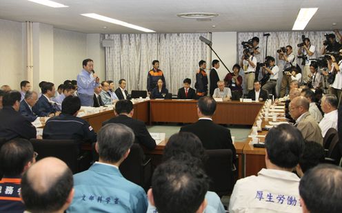 Photograph of the Prime Minister exchanging views with mayors of municipalities in Fukushima Prefecture
